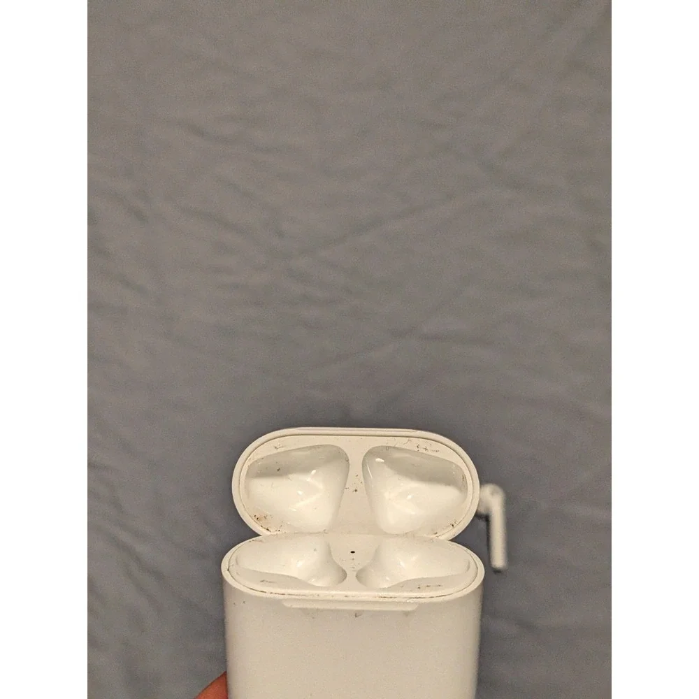 Apple AirPods (1st Generation) In-Ear Headsets with Charging Case - WORKING